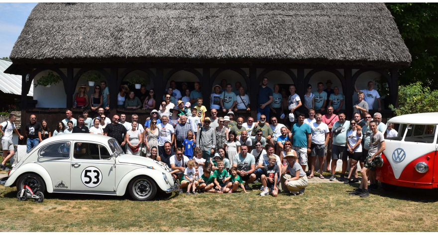 Преко 150 љубитеља олдтајмера окупило се у Пећинцима