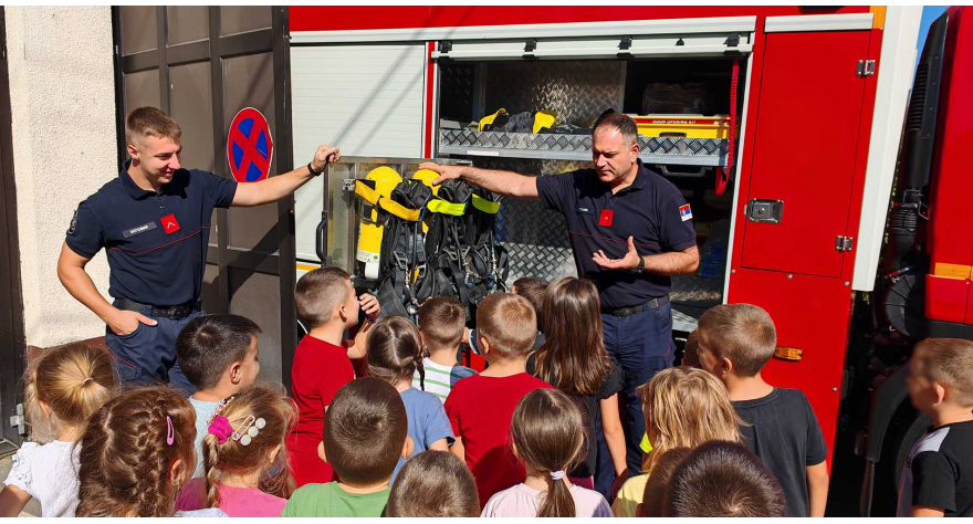 Pećinački vatrogasci se družili sa predškolcima i edukovali ih