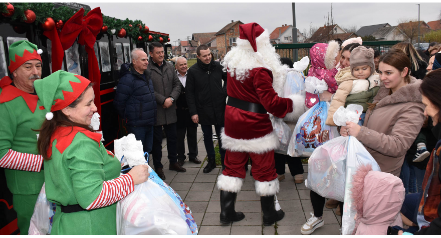 Деда Мраз и пакетићи стигли новогодишњим возом (Видео)