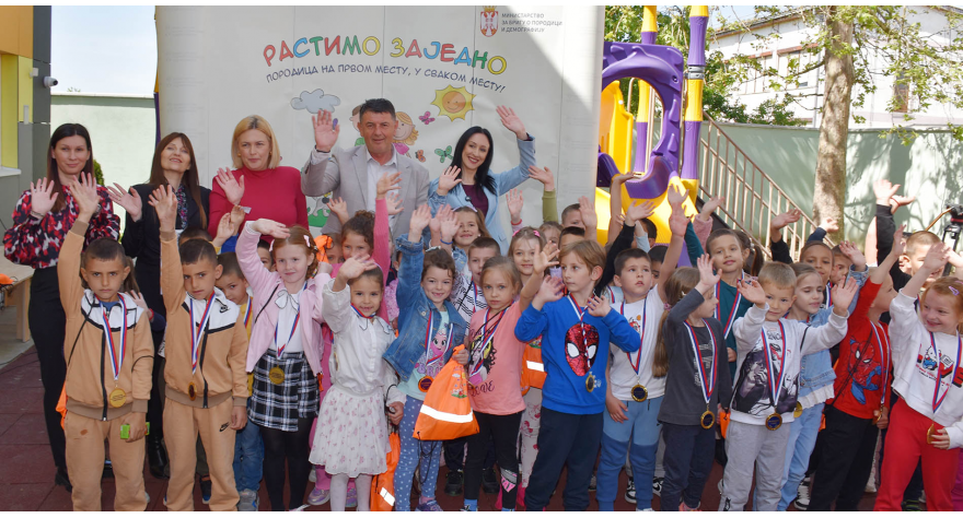 Породица на првом месту, у сваком месту (Видео)