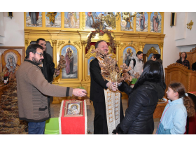 Podela badnjaka u pećinačkom hramu
